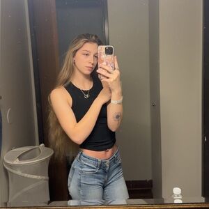 Meet your Posher, Holley